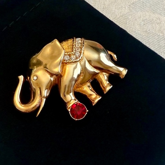 Swarovski Gold Tone red and white Crystal Elephant Brooch Pin, Swan Logo Signed - Picture 5 of 7